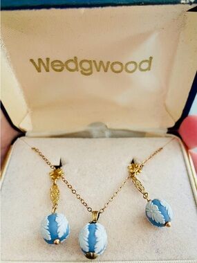 Wedgwood Blue and White Jasperware Pendant and Drop Earrings Set